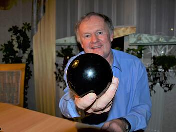 Dieter Schirmer zeigt seine personalisierte Dämonenkugel, die er regelmäßig reibt. Foto: Sandra Hackenberg