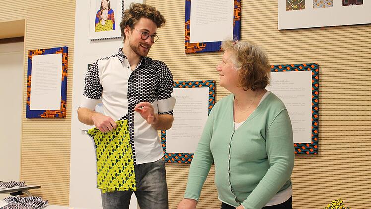 Die Muster der traditionellen Stoffe haben eine eigene Bedeutung, wissen Benedikt Rittger und Projektreferentin Gabi Kaulen. Foto: Mirjam Stumpf
