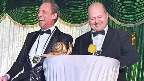 Umweltminister Thorsten Glauber (FW, l.) bekam die Goldschnecke.