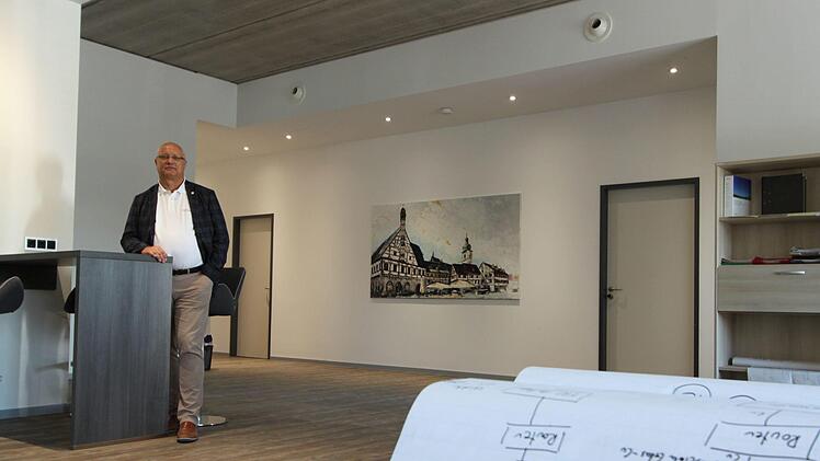 Zweiter Stock: Zentgraf zeigt das neue Energy Alliance-Büro. In der Mitte ist die Teeküche als zentraler Kommunikationsort, um den herum die Arbeitsplätze verteilt sind. Foto: Ronald Heck