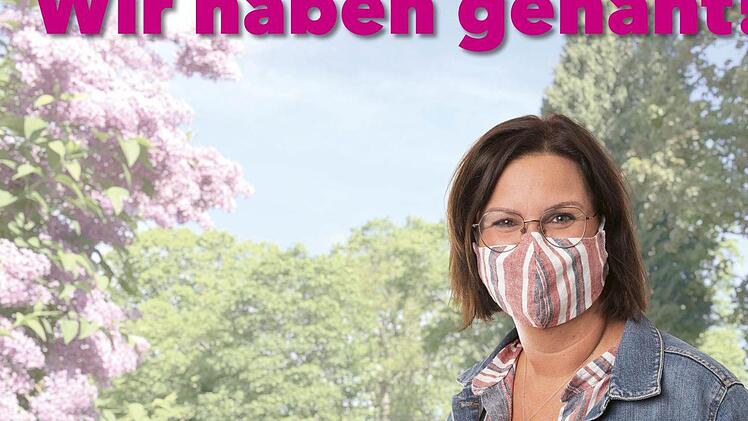 Nicole Bamberger: "Über eine Nachfrage habe ich schon früh angefangen, Masken zu nähen - für Kinder von Bekannten. Eine weitere Bekannte hat mich dann auf die Aktion vom Landkreis aufmerksam gemacht. Im März hatte ich noch halbtags gearbeitet und hatte entsprechend mehr Zeit zum Nähen. An manchen Tagen habe ich bis in die Nacht genäht. Wieviele Masken ich genäht habe, weiß ich gar nicht - ich  weiß nur: es waren sehr, sehr viele."