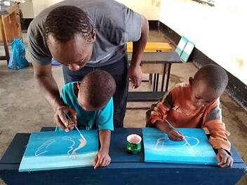 Während des Lockdowns in Tansania besuchte ein Maler die Kinder der Nafasi-Stiftung in der Schule. Fotos: Nafasi-Stiftung