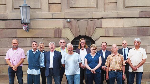 Oberb&uuml;rgermeister  Dirk Vogel (hintere Reihe, rechts) dankte zusammen mit dem Personalratsvorsitzenden Alexander Deml (links),  Gesch&auml;ftsleiter Gerhard Schneider (hinten, 2. von rechts);  Leitung Technische Infrastruktur Christine Schwind (hinten...