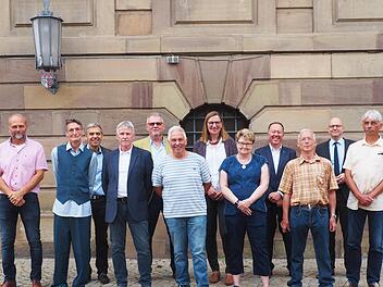 Oberbürgermeister  Dirk Vogel (hintere Reihe, rechts) dankte zusammen mit dem Personalratsvorsitzenden Alexander Deml (links),  Geschäftsleiter Gerhard Schneider (hinten, 2. von rechts);  Leitung Technische Infrastruktur Christine Schwind (hinten...