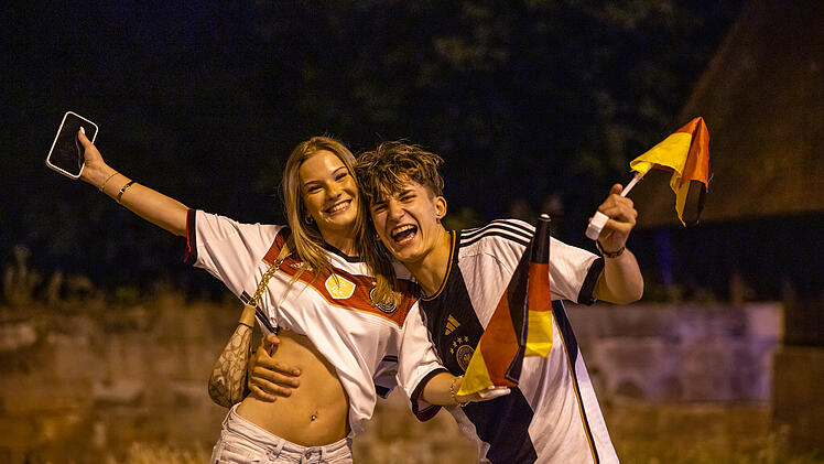 Autokorso, Pyrotechnik und Jubel: Fans feiern WM-Sieg der Deutschen in N&uuml;rnberg