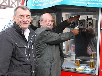 Oskar Ebert und Christoph Winkler (von links) parkten ein altes Feuerwehrauto auf dem Zeiler Marktplatz und zapften Bier. Während der Wahlkampftour sind sie mit ihren Parteikollegen im Landkreis Haßberge und im Kreis Rhön-Grabfeld unterwegs. Fotos: Carmen Schmitt