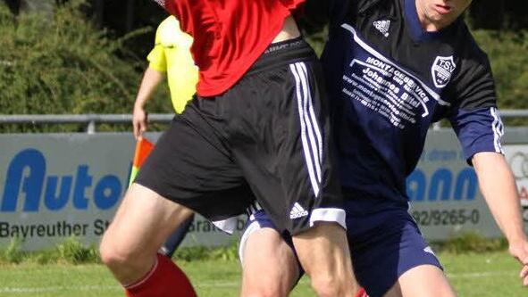 Offensivzweikampf: Niklas Stelzner (r.) vom TSV Kirchehrenbach und der Adelsdorfer Michael Kaufmann rangeln um das Spielgerät.