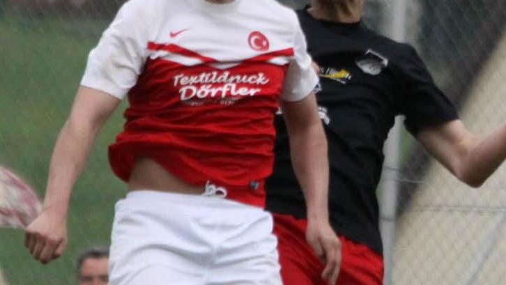 Im Kopfballduell: Cem Camuz (li.) und Daniel Böhm