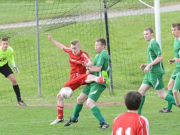 Eine enge Kiste: Untererthals Keeper Leon Zwickl beobachtet gespannt den Ausgang des Duells zwischen dem Wollbacher Konstantin Metz und Maurice Schneider (rechts). Foto: ssp