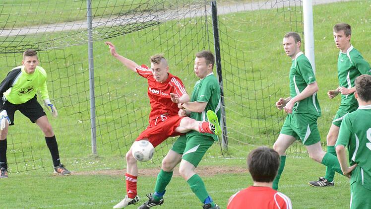 Eine enge Kiste: Untererthals Keeper Leon Zwickl beobachtet gespannt den Ausgang des Duells zwischen dem Wollbacher Konstantin Metz und Maurice Schneider (rechts). Foto: ssp
