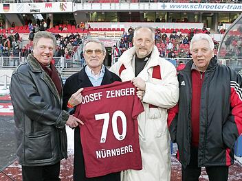 FCN-Spieler Josef "Joe" Zenger (2.v.l.) feierte vor zehn Jahren seinen 70.Geburtstag mit Franz Brungs (l.), Siegfried Schneider, FCN-Vizepräsident, und Dieter Nüssing. Diese überreichten ihm damals ein FCN-Trikot mit Namenszug.  Foto: bayernpress/Dreier