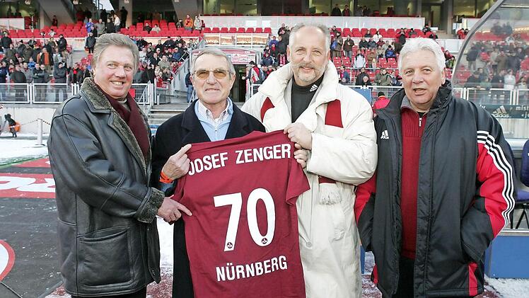 FCN-Spieler Josef "Joe" Zenger (2.v.l.) feierte vor zehn Jahren seinen 70.Geburtstag mit Franz Brungs (l.), Siegfried Schneider, FCN-Vizepräsident, und Dieter Nüssing. Diese überreichten ihm damals ein FCN-Trikot mit Namenszug.  Foto: bayernpress/Dreier