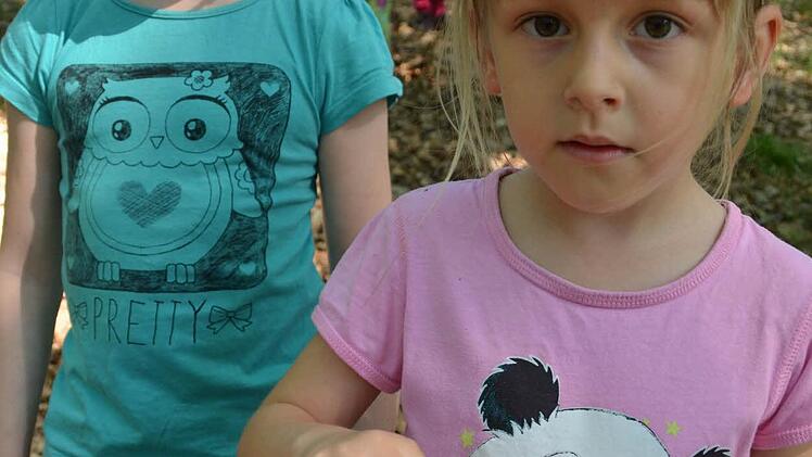Lilli und Emma: "Wir sind Tierärztinnen. In der Schachtel haben wir einen Mistkäfer. Den untersuchen wir, ob er krank ist. Dann lassen wir ihn frei." Foto: kkh