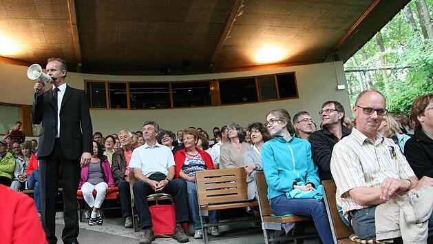 Mit einem Megafon bewaffnet, verschafft man sich automatisch Geh&ouml;r, denkt sich Kabarettist Max Uthoff. Das galt auch f&uuml;r seinen Auftritt am Samstagabend auf der ausverkauften Naturb&uuml;hne. Foto: Klaus Klaschka