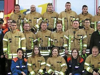 Die Prüflinge mit (links im Bild) Adjutant Markus Friedel, dem Dritten Bürgermeister Roland Dauer, Kreisbrandmeister Michael Wölker und Kreisbrandinspektor Wolfgang Wunner und (rechts im Bild) Kommandant Michael Henkel, Kreisbrandmeister Michael Lorke und Bürgermeister Gerhard Amon. Foto: Heidi Amon