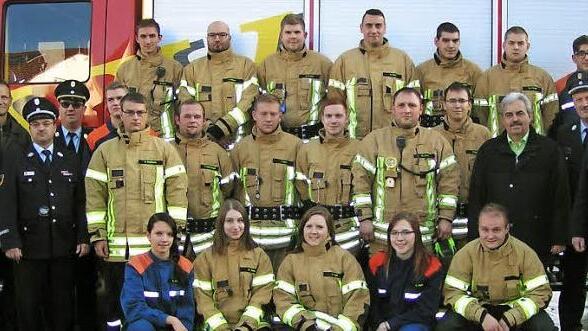 Die Prüflinge mit (links im Bild) Adjutant Markus Friedel, dem Dritten Bürgermeister Roland Dauer, Kreisbrandmeister Michael Wölker und Kreisbrandinspektor Wolfgang Wunner und (rechts im Bild) Kommandant Michael Henkel, Kreisbrandmeister Michael Lorke und Bürgermeister Gerhard Amon. Foto: Heidi Amon