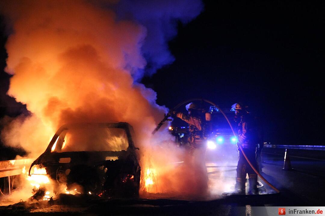 Auto geht auf A73  in Flammen auf