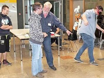 Mit speziellen "Rauschbrillen" wurden die Phänomene wie Gleichgewichtsverlust und Doppeltsehen simuliert.  Foto: Werner Reißaus