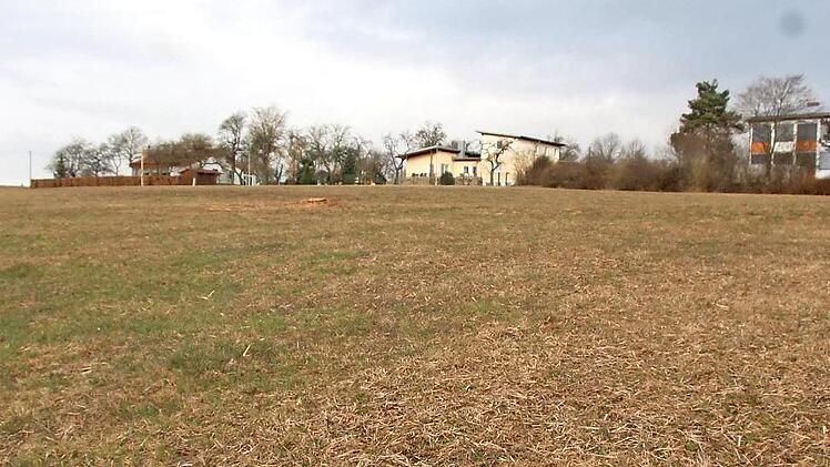 Die Gemeinde plant eine rund 2,6 Hektar große Fläche für eine Wohnbebauung. Die Fläche grenzt im Westen an den Hirtenberg und reicht auf der östlichen Seite bis zur Schulstraße. Foto: Richard Sänger