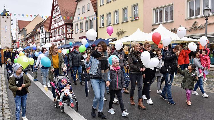 Viele hundert Kindergartenkinder zogen zur Eröffnung des 42. Haßfurter Straßenfestes in den beiden Festzügen mit.