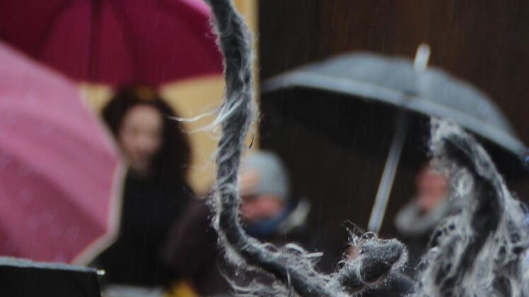 Bunte Hüte dienten auch als Regenschutz. Foto: Charlotte Wittnebel-Schmitz