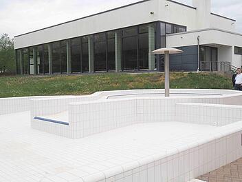 Die Freifl&auml;che des R&ouml;dentaler Hallenbades mit dem gro&szlig;en Planschbecken k&ouml;nnte in diesem Jahr wegen der Corona-Pandemie verwaist bleiben, denkt auch B&uuml;rgermeister Marco Steiner. Ob und wann die B&auml;der wieder &ouml;ffnen k&ouml;nnen, l&auml;sst sich nicht vorhersagen. Foto: Christoph Winter