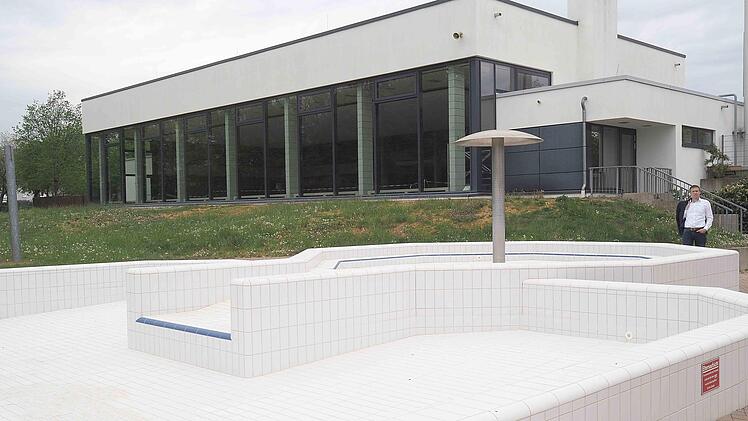 Die Freifl&auml;che des R&ouml;dentaler Hallenbades mit dem gro&szlig;en Planschbecken k&ouml;nnte in diesem Jahr wegen der Corona-Pandemie verwaist bleiben, denkt auch B&uuml;rgermeister Marco Steiner. Ob und wann die B&auml;der wieder &ouml;ffnen k&ouml;nnen, l&auml;sst sich nicht vorhersagen. Foto: Christoph Winter