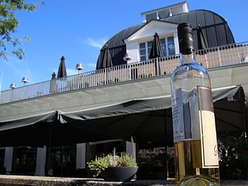 Am Rosengarten hat in Bad Kissingen ein neues Weingut eröffnet. In dem Gebäude am Rosengarten gibt es fränkische Spezialitäten und Einblicke in die Weinherstellung. Foto: Johannes Schlereth