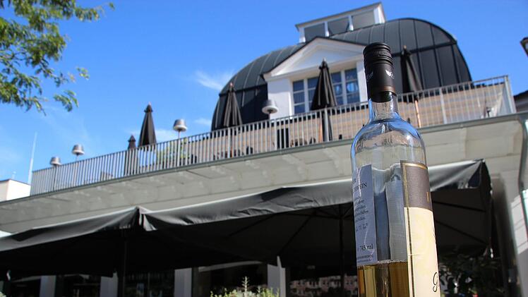 Am Rosengarten hat in Bad Kissingen ein neues Weingut eröffnet. In dem Gebäude am Rosengarten gibt es fränkische Spezialitäten und Einblicke in die Weinherstellung. Foto: Johannes Schlereth
