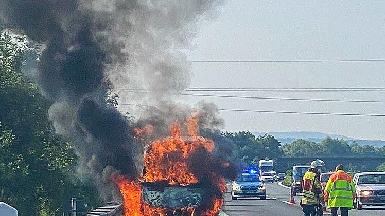 Zustellfahrzeug brennt vollständig auf A73 aus