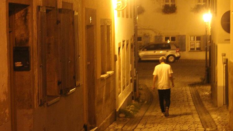 Eine typische Situation: mitten in der Nacht sondert sich ein Einzelner von der Feiergruppe ab - und nutzt die Gässchen als Toilette. Foto: Sonny Adam