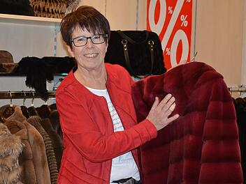 Elfriede Kiesel in ihrem Gesch&auml;ft in Rottershausen. 1987 hatte sie das Gesch&auml;ft der Eltern, Renninger Pelze & Leder, &uuml;bernommen. Doch jetzt ist schlie&szlig;t der Betrieb bald seine Pforten.