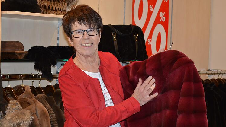 Elfriede Kiesel in ihrem Geschäft in Rottershausen. 1987 hatte sie das Geschäft der Eltern, Renninger Pelze & Leder, übernommen. Doch jetzt ist schließt der Betrieb bald seine Pforten.