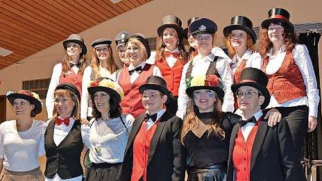 Die versammelten Obrigkeiten des Sulzthaler Vierteltrinkens. Das Viertel Hohe Stra&szlig;e (vordere Reihe) w&auml;hlte am Rosenmontag neu. Vorne, von links: Katrin Schmitt, Antje Fischer, Sonja Schmitt, Sonja Weingart, Marie Eberlein und Ruth Gei&szlig;ler.