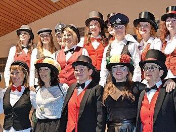 Die versammelten Obrigkeiten des Sulzthaler Vierteltrinkens. Das Viertel Hohe Stra&szlig;e (vordere Reihe) w&auml;hlte am Rosenmontag neu. Vorne, von links: Katrin Schmitt, Antje Fischer, Sonja Schmitt, Sonja Weingart, Marie Eberlein und Ruth Gei&szlig;ler.