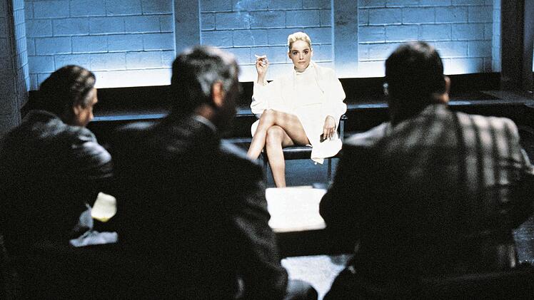 Einer der ber&uuml;hmtesten Szenen der Filmgeschichte: Catherine Tramell (Sharon Stone) wird von der Polizei verh&ouml;rt.