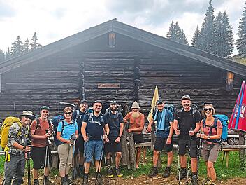 Die Gruppe auf der Regenalm beim Kuhhirt Horst.Sebastian Back