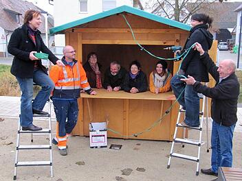 Alle Hände voll zu tun hatten Organisatoren, Bauhofmitarbeiter und Vereinsmitglieder mit der Vorbereitung des Marktes in der Gundelsheimer Ortsmitte. Fotos: Stefan Loch
