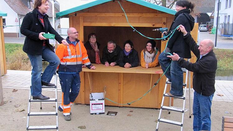 Alle Hände voll zu tun hatten Organisatoren, Bauhofmitarbeiter und Vereinsmitglieder mit der Vorbereitung des Marktes in der Gundelsheimer Ortsmitte. Fotos: Stefan Loch
