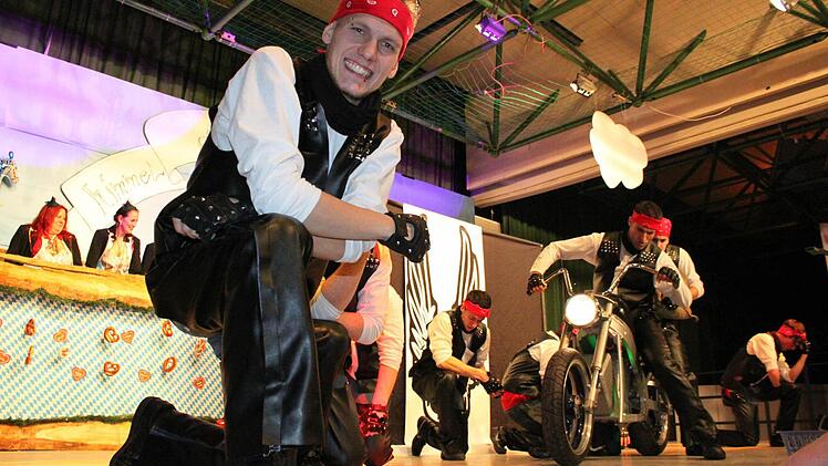In Lederkluft kamen die Tänzer des Männerballett "Turedancer Zellingen" daher - bis sie die Hüllen fallen ließen.
