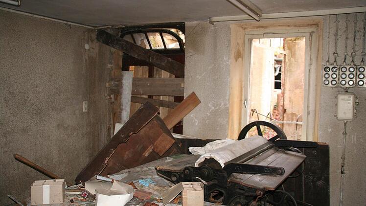 Tapeten, Möbel, Vertäfelungen, Fenster: Alles kaputt. Foto: Ralf Dieter