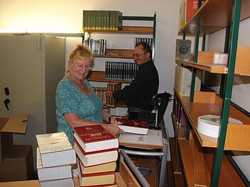 Ingrid Wroblewski und Rudolf Pfadenhauer befestigen Transponder an den Büchern. Fotos: Friedwald Schedel