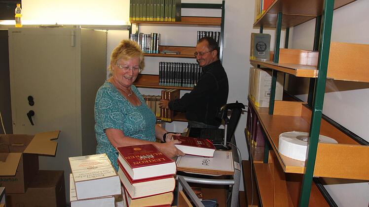 Ingrid Wroblewski und Rudolf Pfadenhauer befestigen Transponder an den Büchern. Fotos: Friedwald Schedel