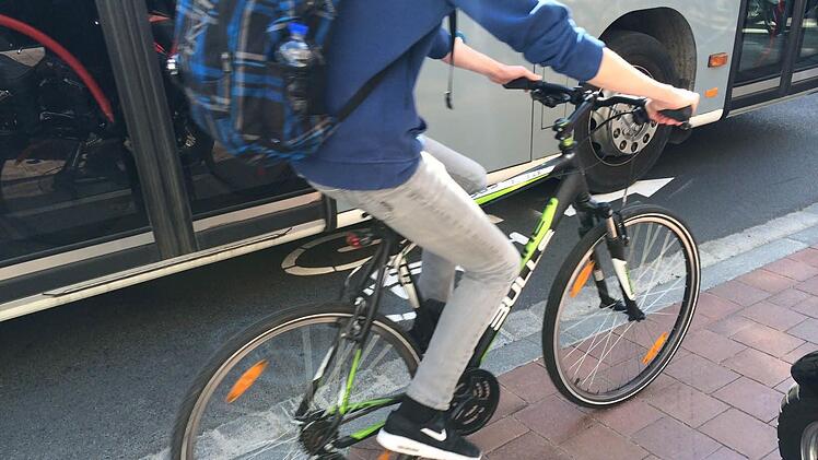 Gefährlicher Balanceakt auf dem Bürgersteig neben der Straße.