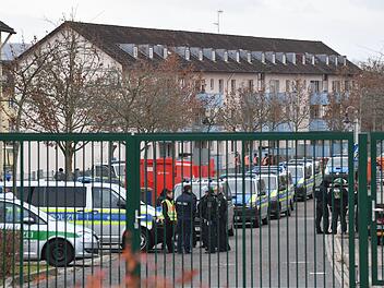Noch am späten Dienstagmorgen befand sich ein Großaufgebot der Polizei im Ankerzentrum in Bamberg. Foto: Ronald Rinklef