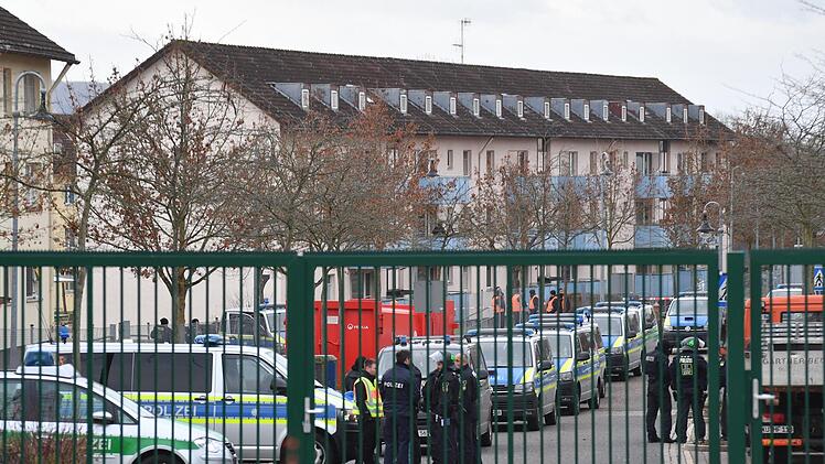 Noch am späten Dienstagmorgen befand sich ein Großaufgebot der Polizei im Ankerzentrum in Bamberg. Foto: Ronald Rinklef