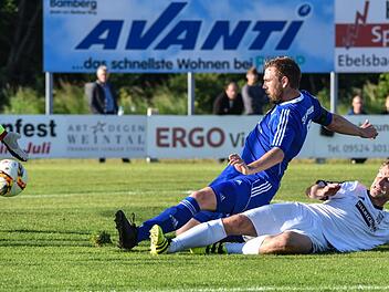 Der Sander Lukas Hager (rechts) im Duell mit dem Münnerstadter Sebastian Köhler. Hager bereitete das 1:1 vor und erzielte das 2:1 selbst. Foto: Ryan Evans