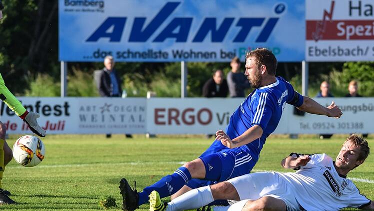 Der Sander Lukas Hager (rechts) im Duell mit dem Münnerstadter Sebastian Köhler. Hager bereitete das 1:1 vor und erzielte das 2:1 selbst. Foto: Ryan Evans
