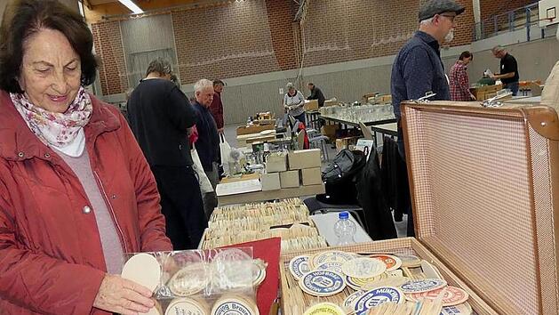 Die Sammler konnten in der Zeiler Tuchangerhalle nach Herzenslust st&ouml;bern und nach neuen Objekten f&uuml;r ihre Sammlung suchen. Foto: Christian Licha