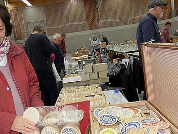 Die Sammler konnten in der Zeiler Tuchangerhalle nach Herzenslust stöbern und nach neuen Objekten für ihre Sammlung suchen. Foto: Christian Licha